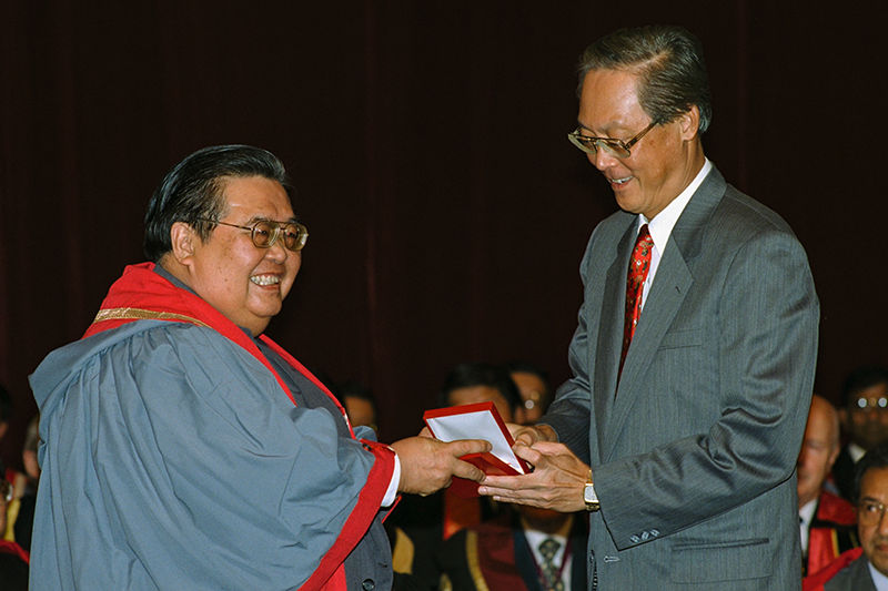 Prof Chao Tzee Cheng receiving an award from then Prime Minister Goh Chok Tong at the 30th Singapore-Malaysia Congress of Medicine in 1996. The award was in appreciation for his contributions as the former Master of the Academy of Medicine, Singapore. Ministry of Information and the Arts Collection, courtesy of National Archives of Singapore.
